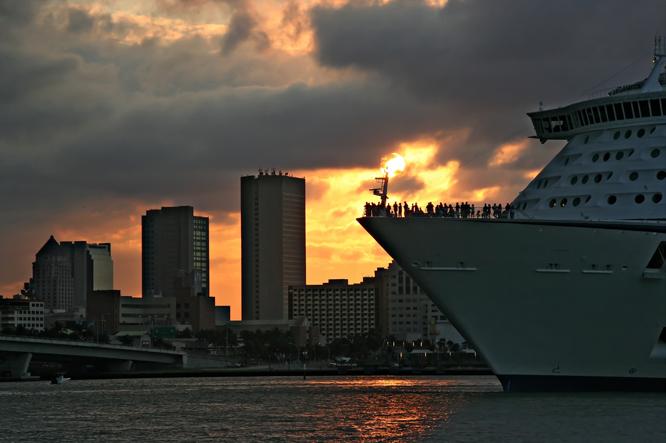 Uno de los grandes cruceros que salen de Miami todos los días rumbo al Caribe